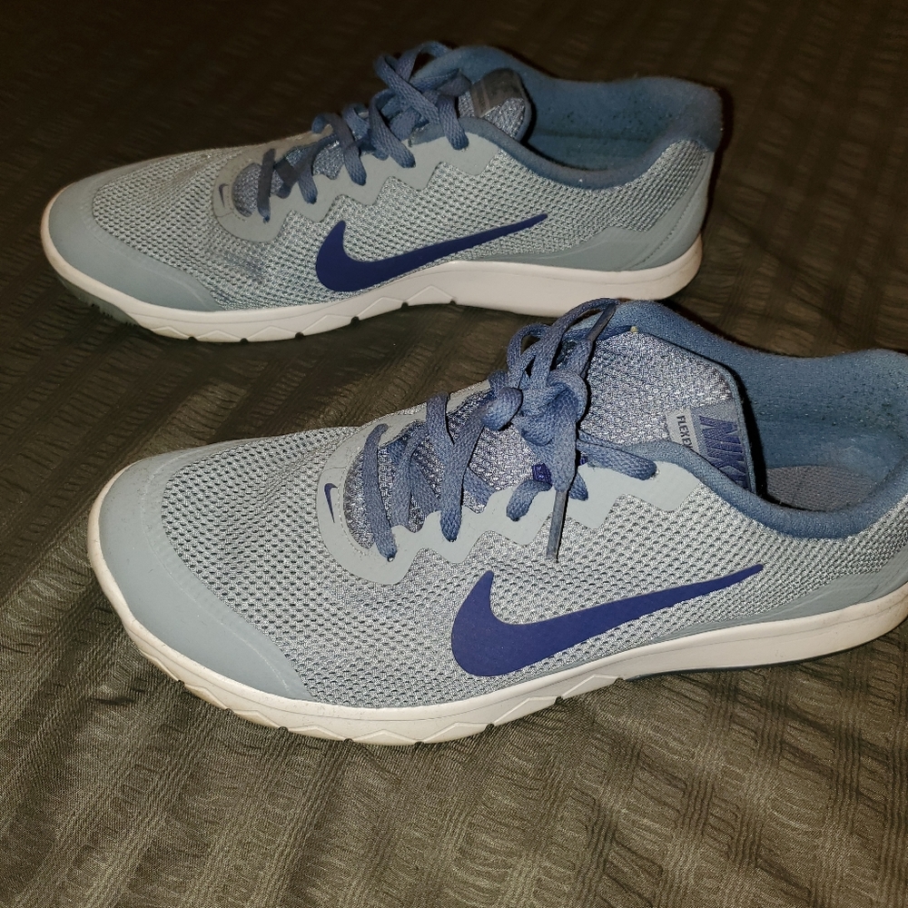 Nike tennis shoes size 11